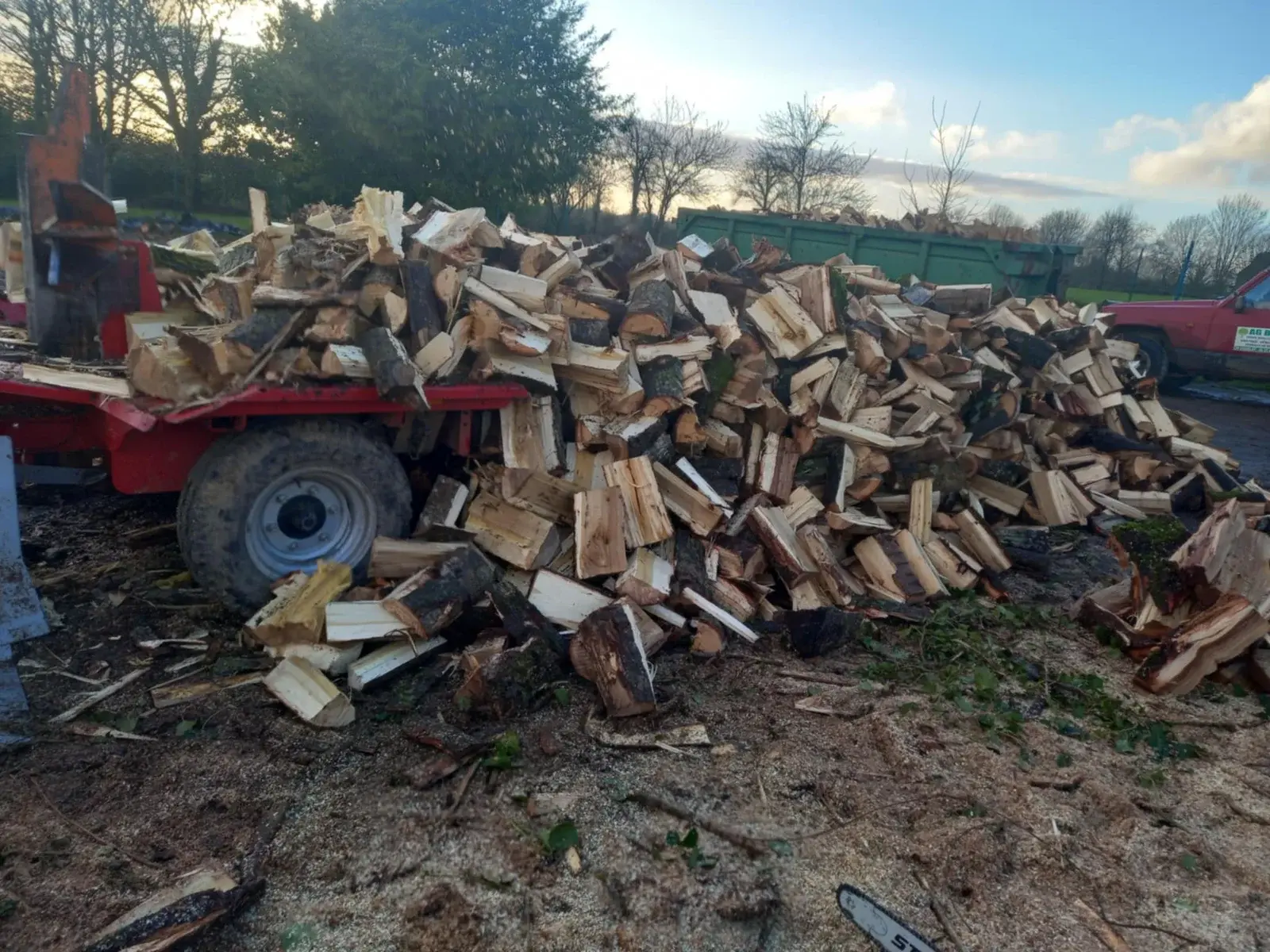 Tas de bois de chauffage fendu près d'une fendeuse