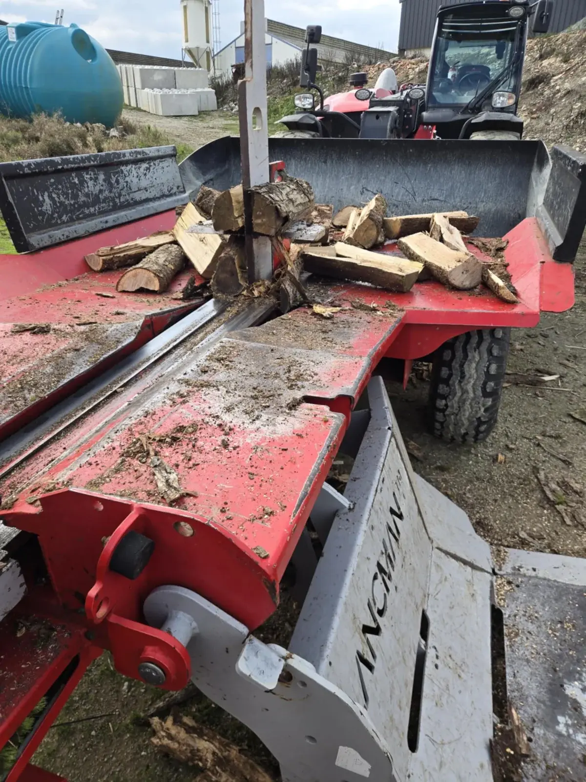 Bûches en cours de fendage sur une fendeuse de bois