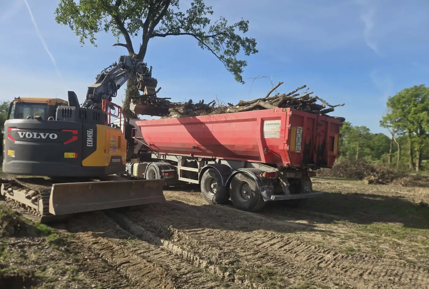 Pelle Volvo chargeant des rémanents dans un camion benne