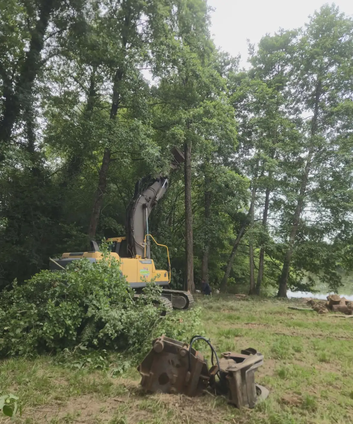 Pelle forestière au travail en lisière de bois