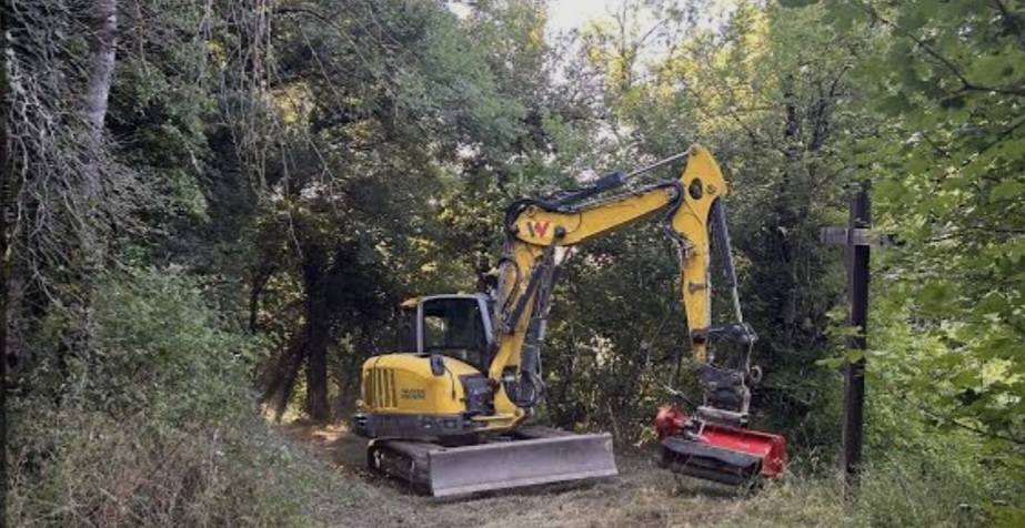 Pelle équipée d'un broyeur forestier pour travaux de défrichement