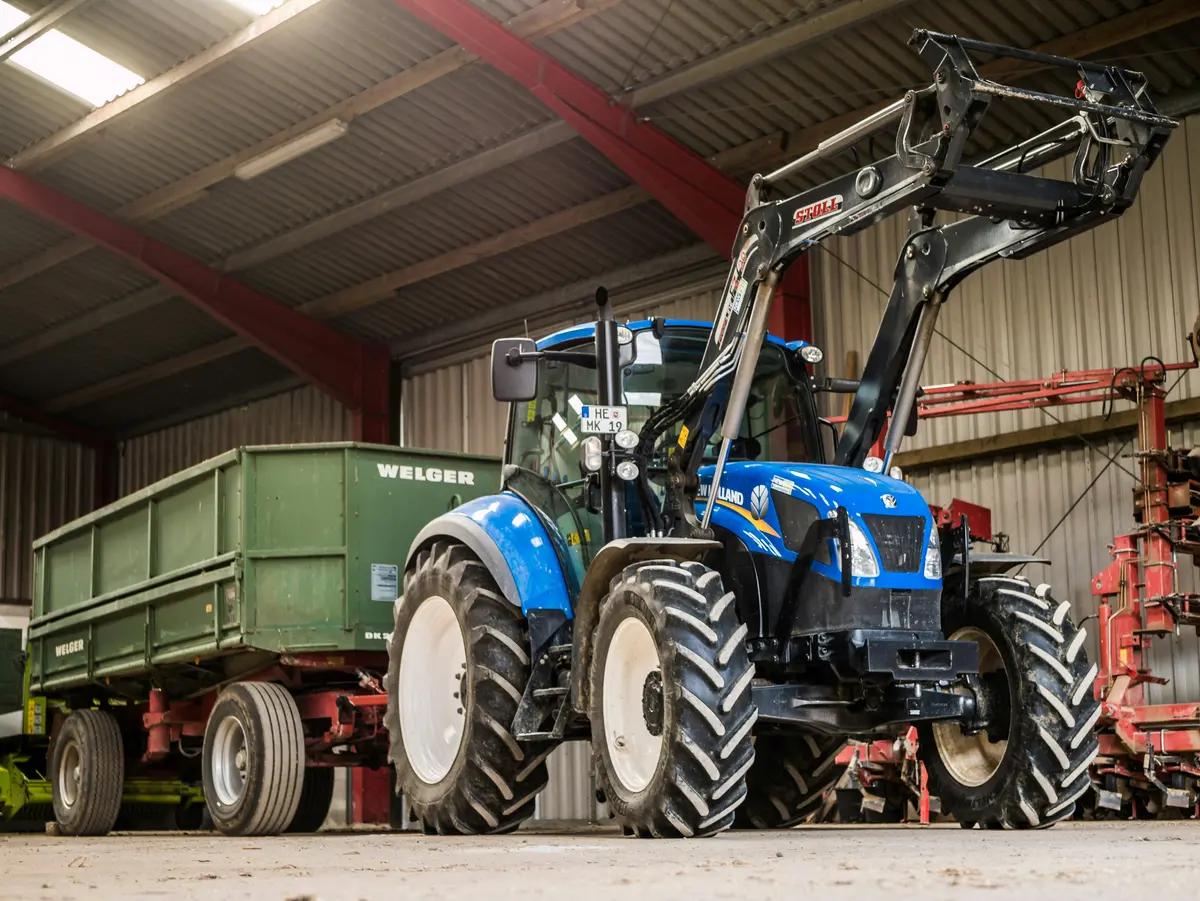 Tracteur avec porte-engin disponible à la location chez AG Bois